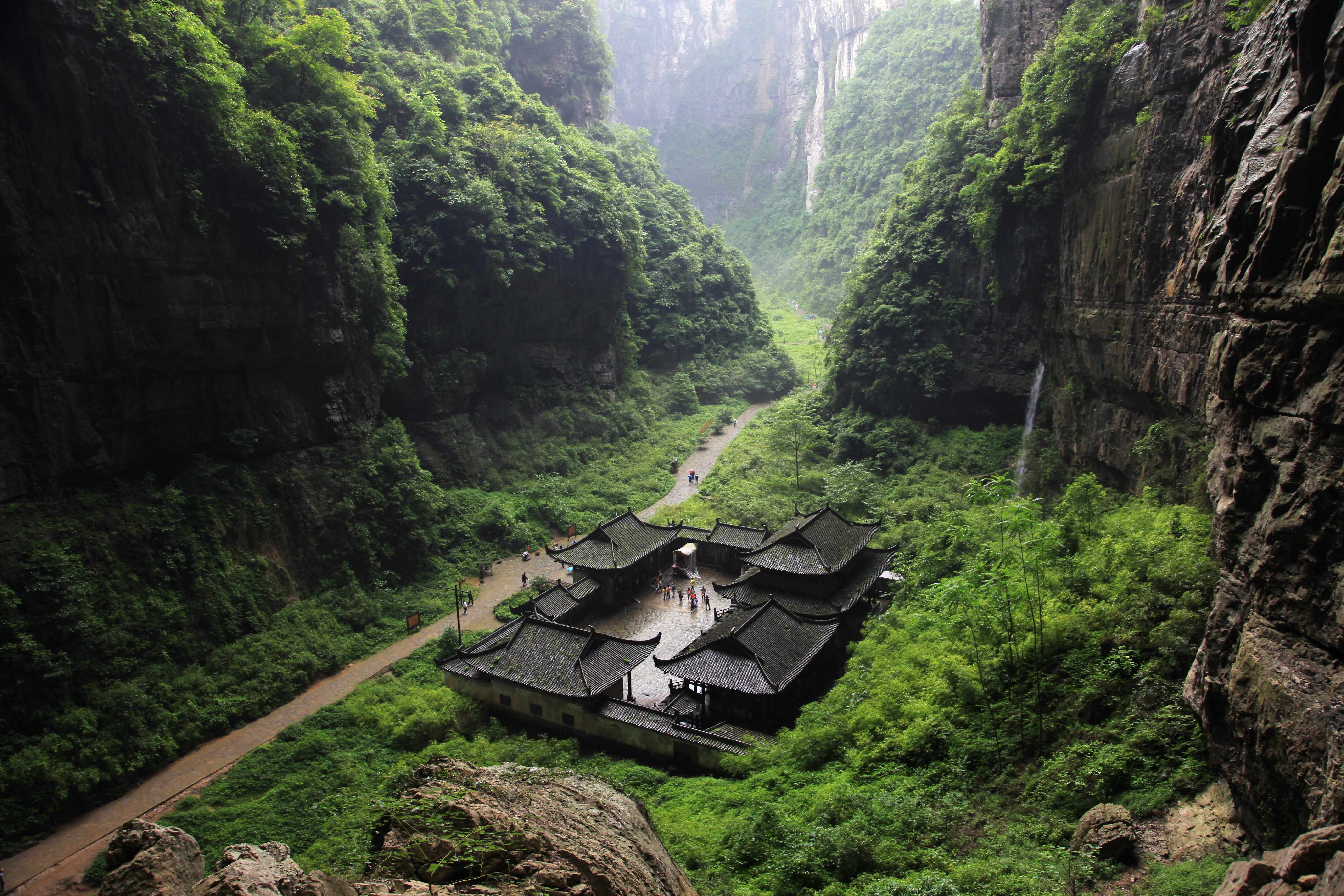 西湖湖面波光粼粼，柳树成荫，远处青山如黛，古典园林点缀其中