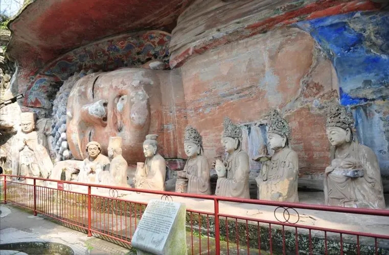 张家界石柱林立，云雾缭绕，绿色植被覆盖，宛如仙境