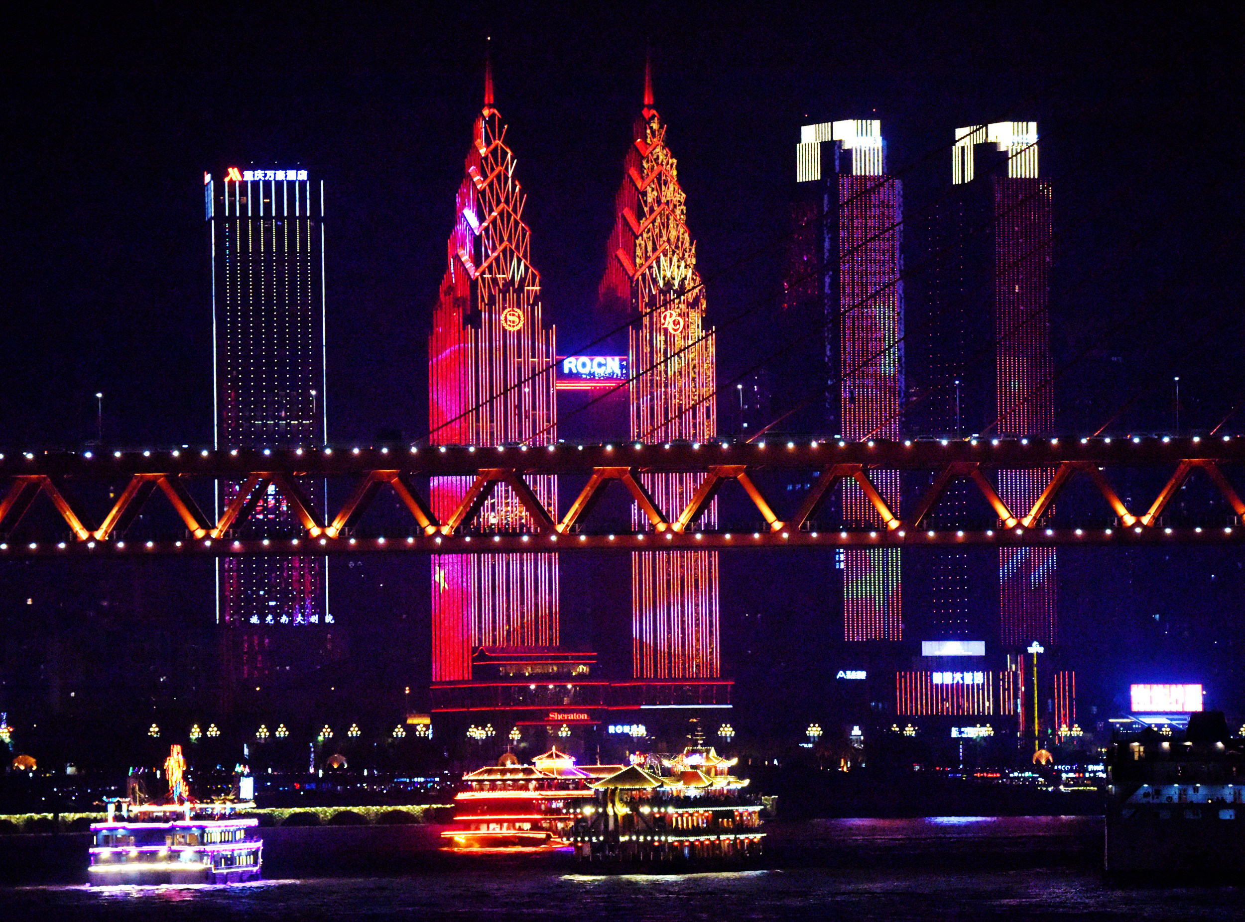 九寨沟五彩斑斓的湖泊，清澈见底，倒影如镜，秋叶满山