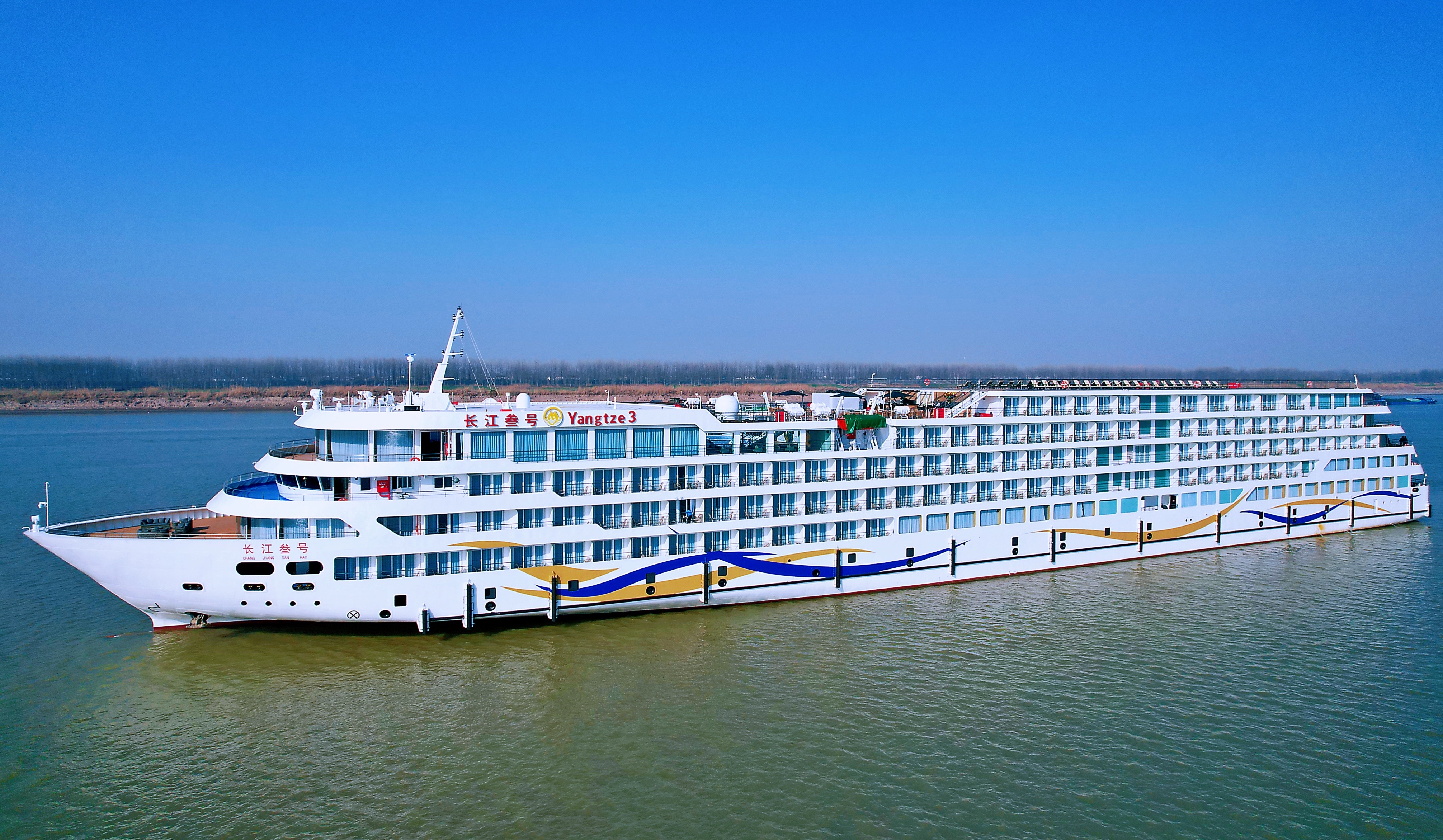 邮轮休息室内部，沙发座椅舒适，茶几摆放精致，氛围优雅