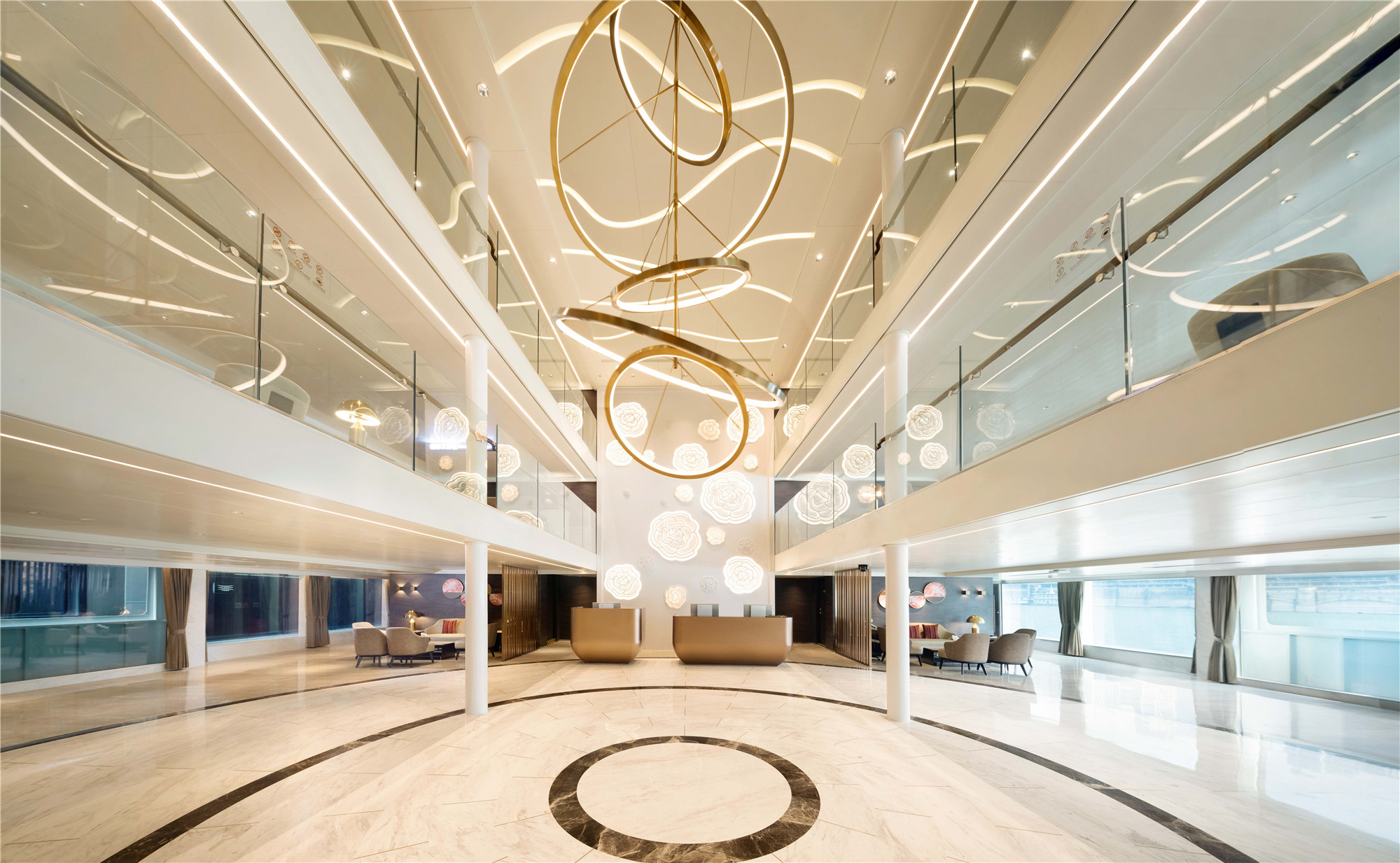 邮轮豪华舱室内部，双人床铺整洁，大窗户面向江景，装饰典雅