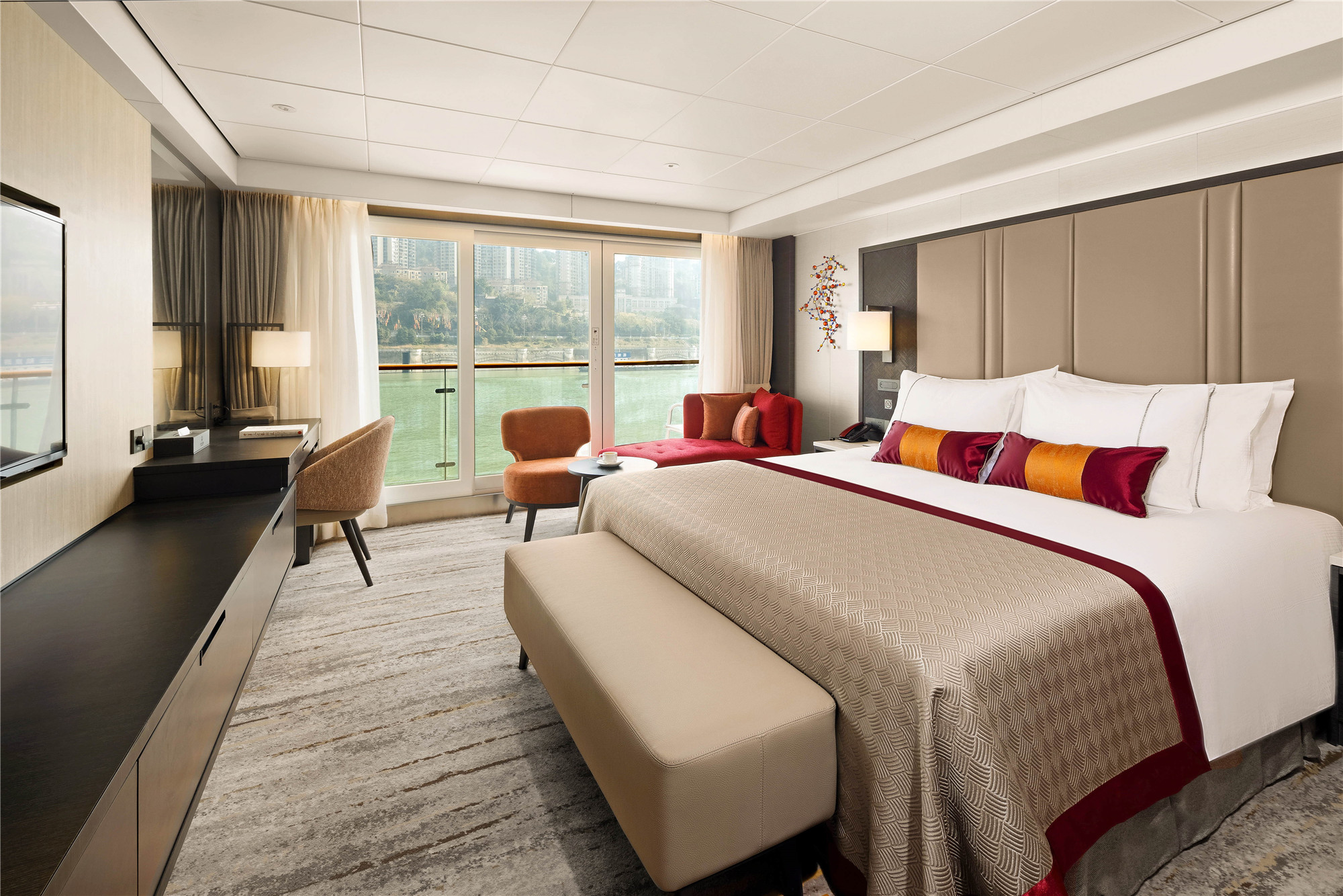 邮轮餐厅内部，圆桌座椅整齐排列，灯光温馨，窗外江景如画