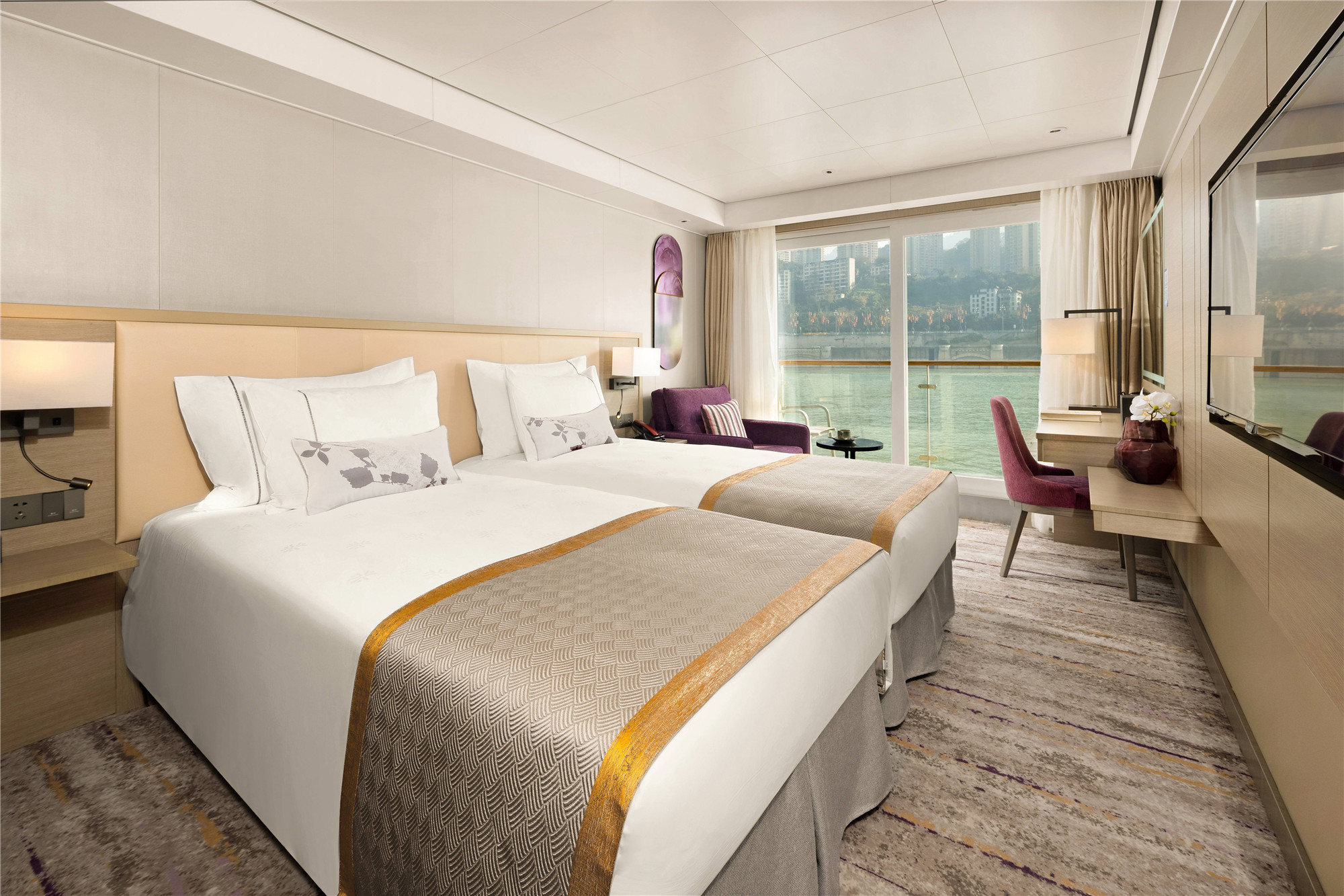 邮轮休息室内部，沙发座椅舒适，茶几摆放精致，氛围优雅