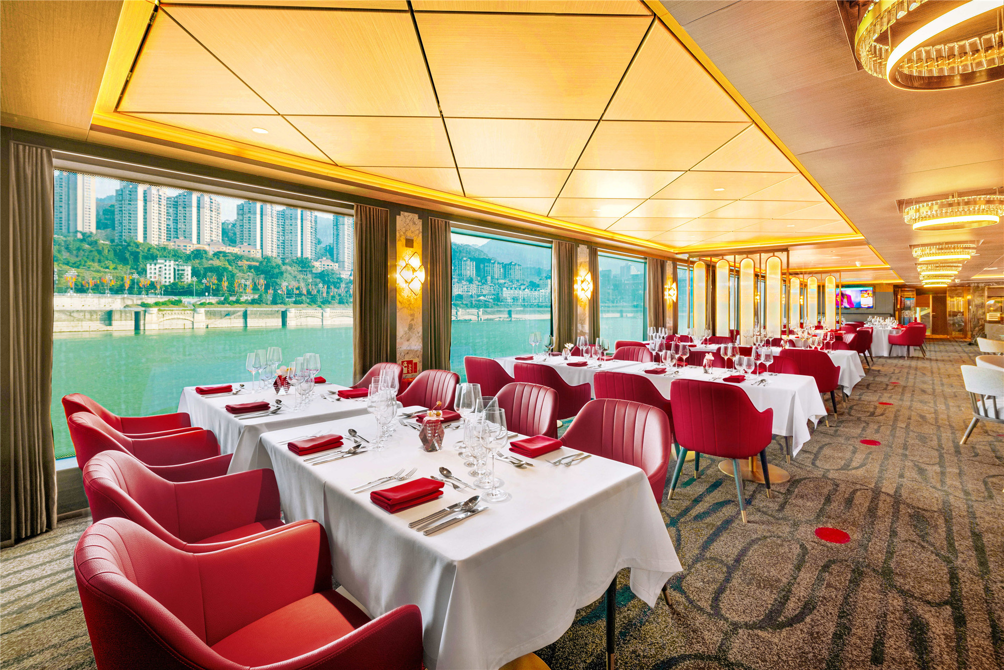 邮轮甲板观景台，栏杆围绕，视野开阔，可俯瞰长江美景